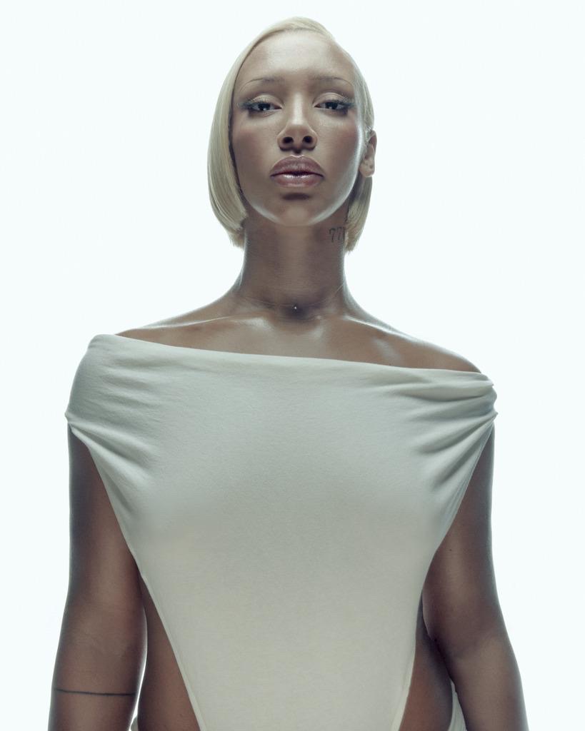 Naomi Sharon Steps Into Her Next Era with “Miss That”